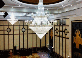 長沙圣爵菲斯大酒店宴會廳15盞水晶燈是由湖南家美保潔服務有限公司清洗